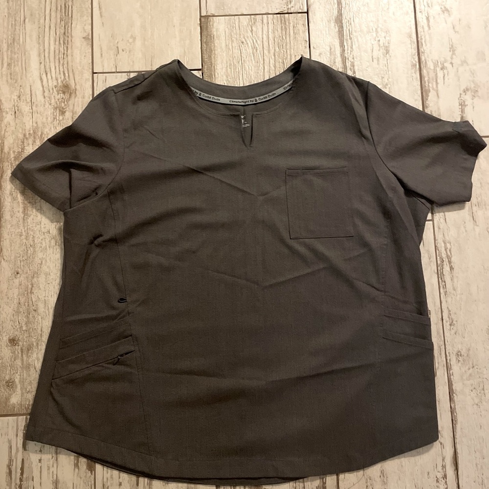 Gray scrub top, ClimateRight by cuddle duds, size 3X, excellent condition!